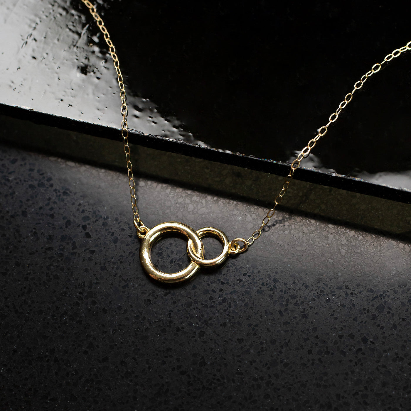 9ct Yellow Gold Diamond Interlinked Circle Necklace | Ernest Jones