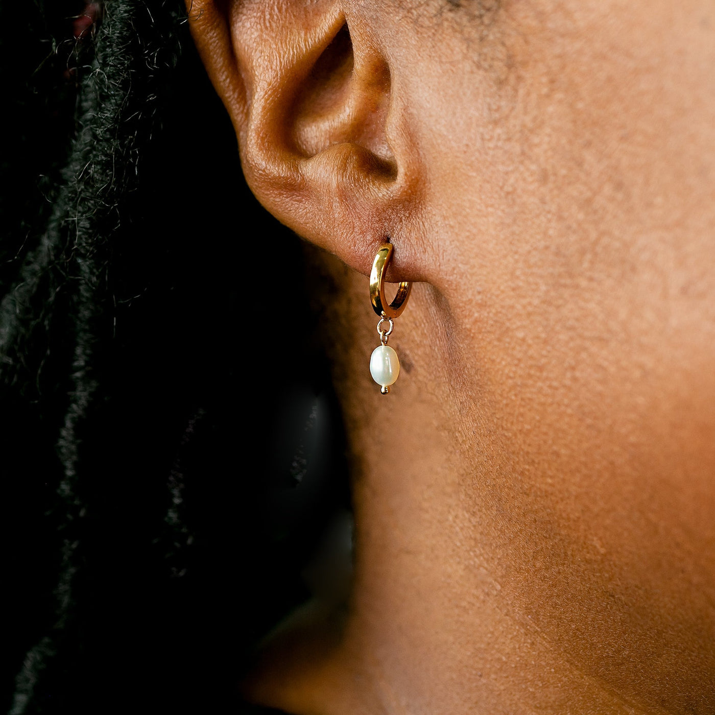 Iysa Freshwater Pearl Huggie Earrings