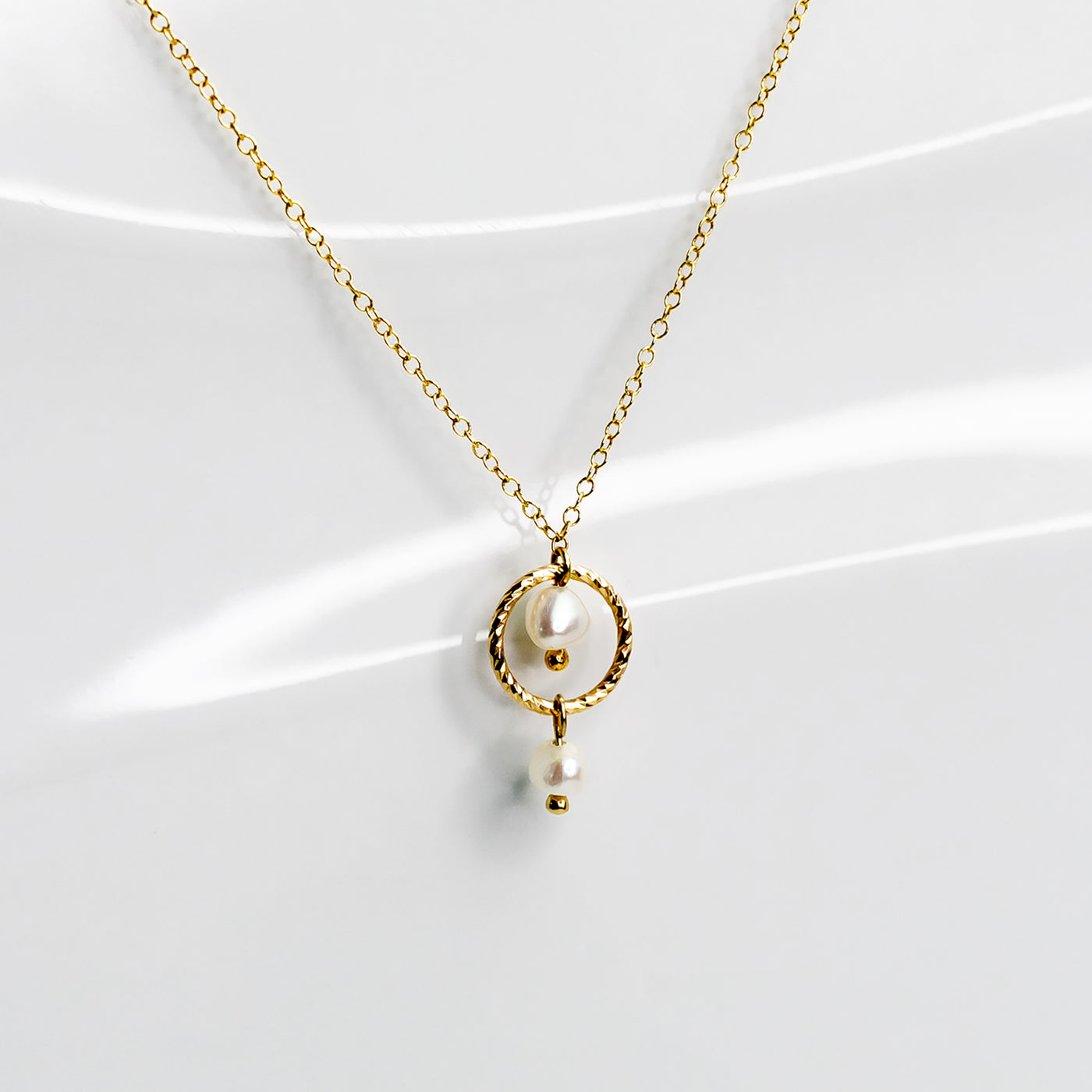 Dainty Freshwater Pearl Stazione Necklace (Gold)